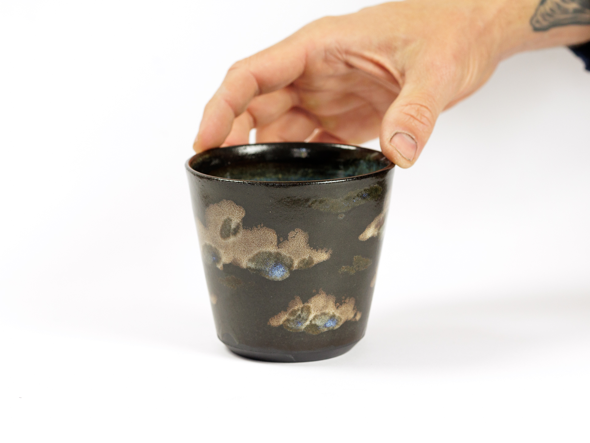 Berge-Becher mit Wolken