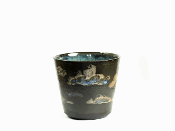 Berge-Becher mit Wolken